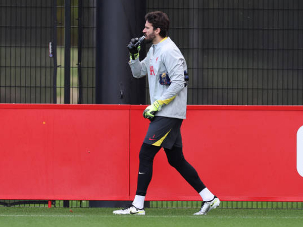 Liverpool Tandang ke Girona, Arne Slot Bawa Alisson Becker