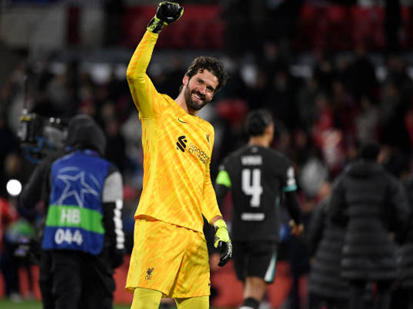 Tampil Gemilang, Arne Slot Berharap Alisson Becker Bisa Tetap Bugar