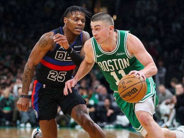 Payton Pritchard (kanan) mencetak 27 poin saat Boston Celtics meraih kemenangan 123-99 atas Detroit Pistons pada Kamis (12/12) malam. (Foto: AP)