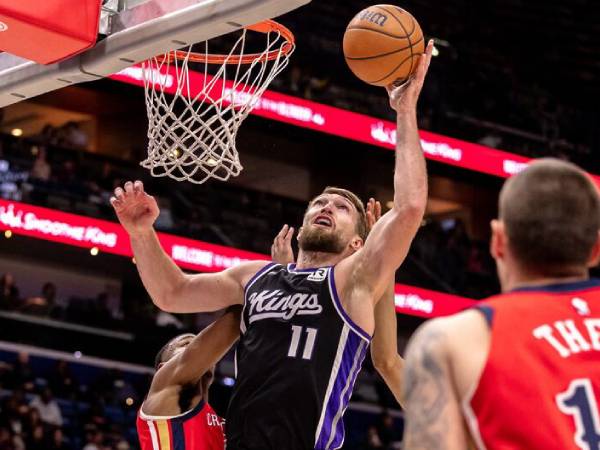 Domantas Sabonis (tengah) mencetak 32 poin saat tim tamu Sacramento Kings mengalahkan New Orleans Pelicans 111-109 pada Kamis (12/12) malam. (Foto: AP)