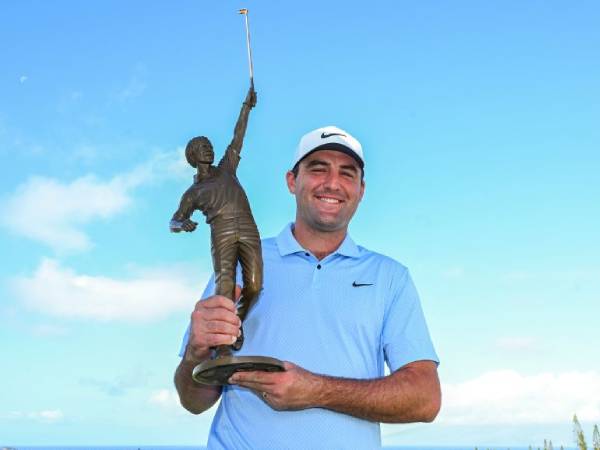 Scottie Scheffler berpose dengan trofi Jack Nicklaus Award. (Foto: Golf Digest)