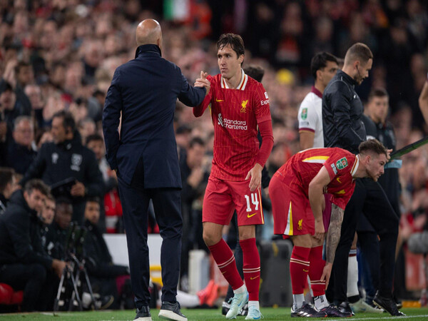 Arne Slot mengungkap alasan kenapa Federico Chiesa tak kunjung masuk tim utama Liverpool sejak didatangkan dari Juventus musim panas kemarin / via Getty Images