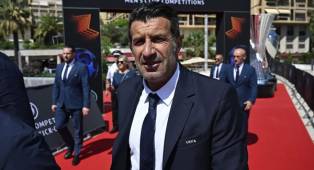 Luis Figo Klaim Masyarakat Spanyol Adalah Pemalas