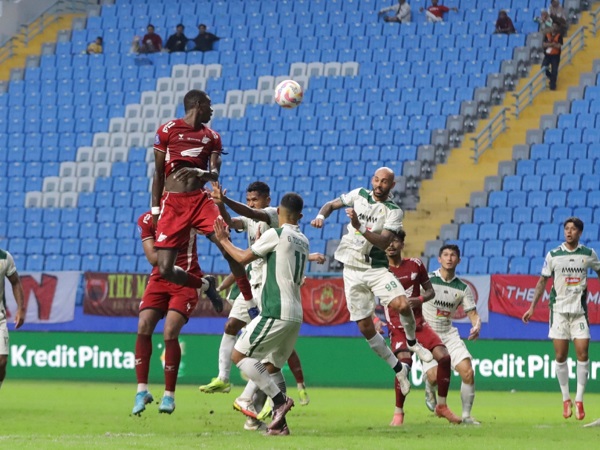 Laga PSM Makassar kontra PSS Sleman