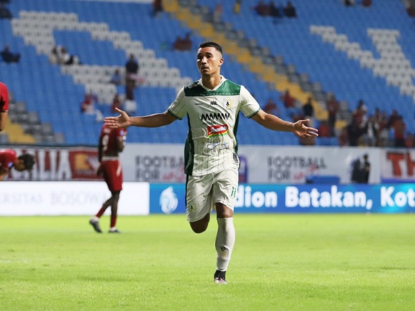 Penyerang PSS Sleman, Gustavo Tocantins merayakan gol ke gawang PSM Makassar