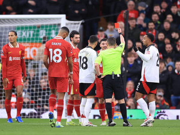 Arne Slot Bela Andy Robertson Usai Dapat Kartu Merah di Laga Kontra Fulham