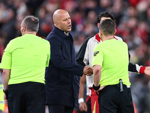 Arne Slot Sindir Keputusan Wasit Usai Pemain Fulham Tak Diberi Kartu Merah