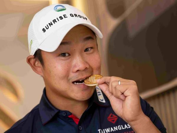 Chieh-po Lee berpose dengan medalinya setelah memenangi ajang Promosi LIV Golf di Riyadh. (Foto: Golf Digest)