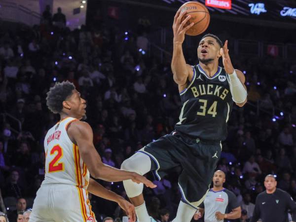 Giannis Antetokounmpo (kanan) mencetak 30 poin saat Milwaukee Bucks menang 110-102 atas Atlanta Hawks di semifinal Piala NBA pada Sabtu (14/12) malam. (Foto: NBA)