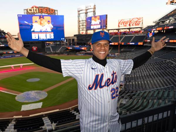 Juan Soto berpose dengan latar belakang Citi Field saat perkenalan resminya sebagai pemain New York Mets. (Foto: AP)