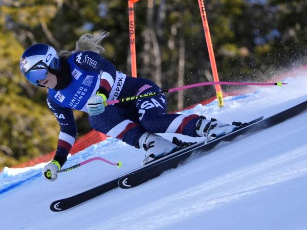 Lindsey Vonn mendapatkan poin yang cukup untuk dapat berkompetisi di sirkuit Piala Dunia melalui serangkaian kompetisi tingkat rendah. (Foto: AP)