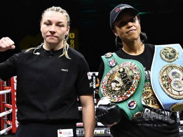 Natasha Jonas (kanan) berpose dengan Lauren Price usai pertarungannya melawan Ivana Habazin. (Foto: Fight TV)