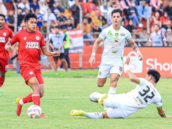 Penyerang Semen Padang FC, Gala Pagamo di laga kontra Persebaya Surabaya