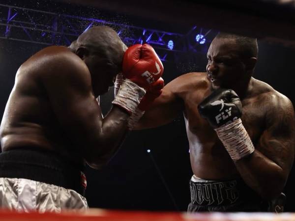 Dillian Whyte (kanan) menghentikan Ebenezer Tetteh dalam tujuh ronde. (Foto: Fight TV)