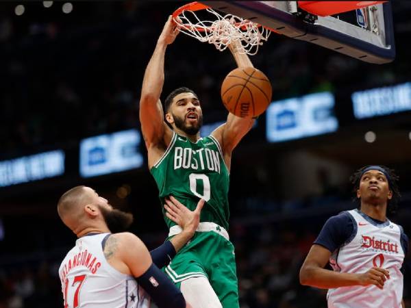 Jayson Tatum (tegah) mengoleksi 28 poin saat Boston Celtics meraih kemenangan 112-98 atas Washington Wizards pada hari Minggu (15/12) malam. (Foto: AP)