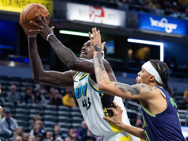 Pascal Siakam (kiri) mencetak 22 poin saat Indiana Pacers meraih kemenangan 119-104 atas tim tamu New Orleans Pelicans pada Minggu (15/12) malam. (Foto: AP)