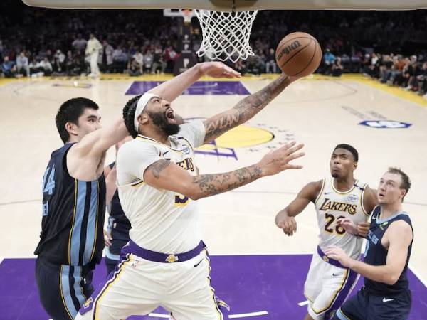 Anthony Davis mencetak 40 poin saat Los Angeles Lakers mengalahkan tim tamu Memphis Grizzlies 116-110 pada hari Minggu (15/12) malam. (Foto: AP)