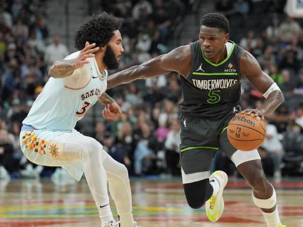 Anthony Edwards (kanan) mencetak 26 poin saat Minnesota Timberwolves menang 106-92 atas San Antonio Spurs pada hari Minggu (15/12) malam. (Foto: AP)