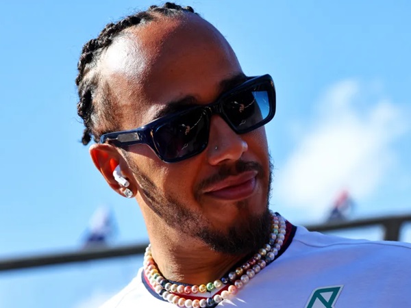 Lewis Hamilton Dapatkan Peringatan Jelang Perkut Ferrari