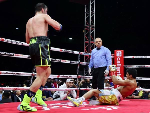 Bruno Surace (kiri) memandangi Jaime Munguia yang tersungkur. (Foto: Fight TV)