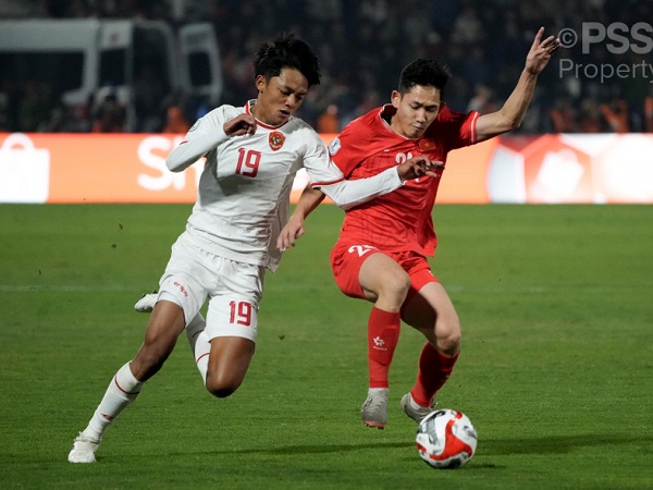 Pemain timnas Indonesia, Achmad Maulana berduel dengan pemain Vietnam