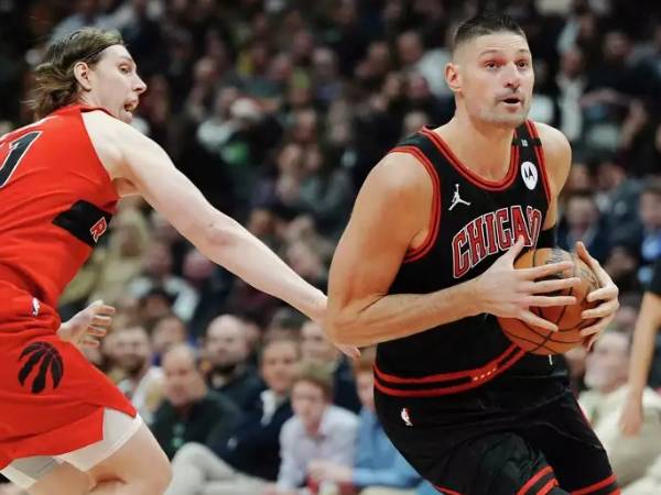 Nikola Vucevic (kanan) mencetak 24 poin saat Chicago Bulls mengalahkan Toronto Raptors 122-121 pada hari Senin (16/12) malam. (Foto: AP)