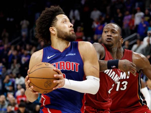 Cade Cunningham (kiri) membukukan triple-double saat Detroit Pistons menundukkan Miami Heat 125-124 melalui overtime pada Senin (16/12) malam. (Foto: AP)