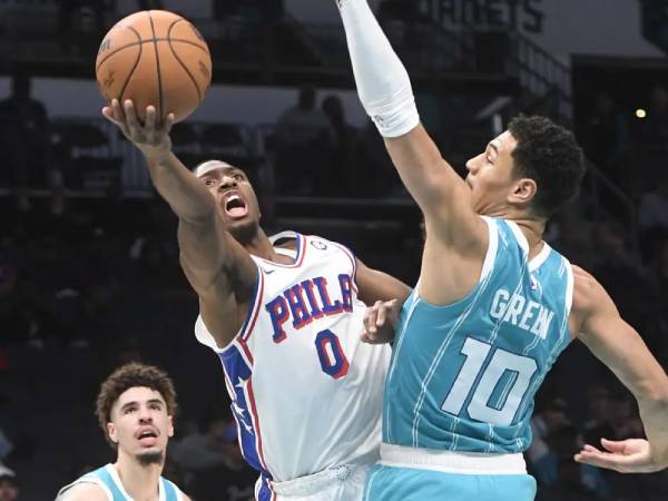 Tyrese Maxey (kiri) mencetak 40 poin saat Philadelphia 76ers mengalahkan Charlotte Hornets 121-108 pada Senin (16/12) malam. (Foto: AP)