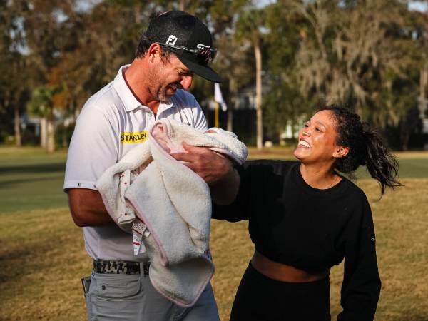 Lanto Griffin merayakan keberhasilannya menjuarai PGA Tour Q-School bersama putri dan istrinya. (Foto: Golf Digest)