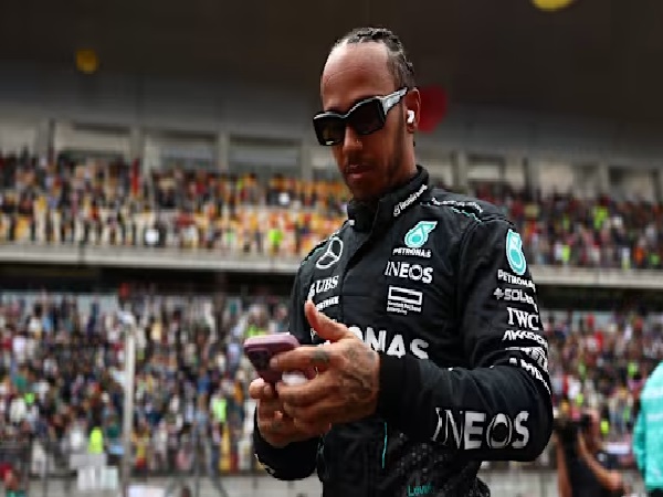 Lewis Hamilton Bikin Grup WhatsApp untuk Memotivasi Rekannya