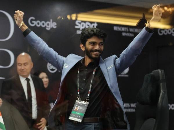 Gukesh Dommaraju melakukan selebrasi setelah memastikan gelar juara di kejuaraan dunia catur 2024 di Singapura. (Foto: AP)