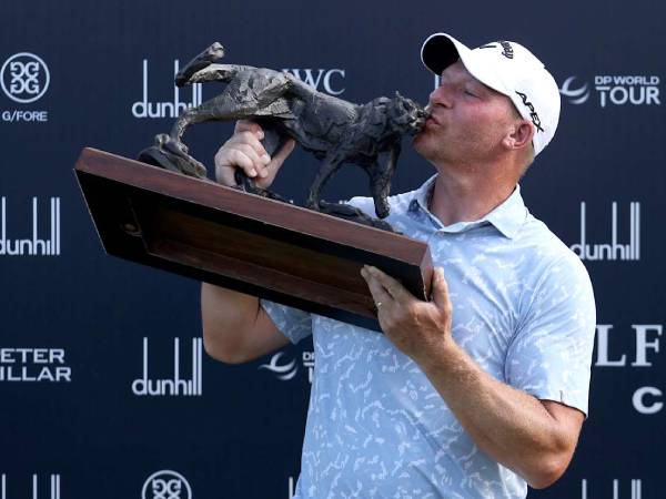 Shaun Norris berpose dengan trofi Alfred Dunhill Golf Championship. (Foto: Golf Digest)