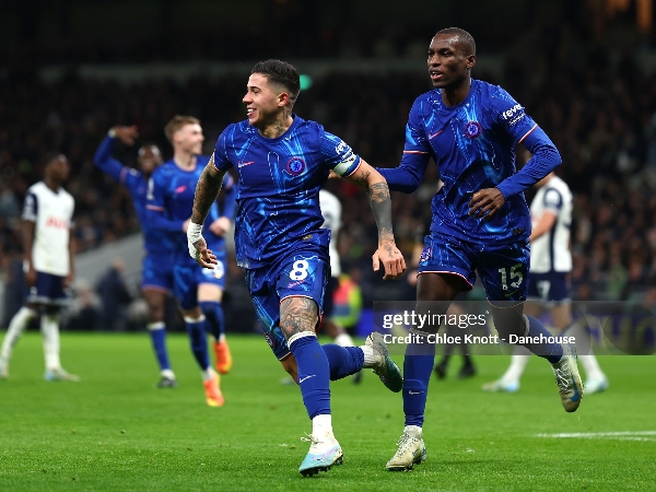 Chelsea secara mengejutkan menempel Manchester City di puncak klasemen Premier League