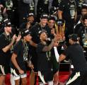 Giannis Antetokounmpo Full Senyum Usai Bucks Juara Piala NBA