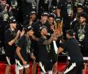 Giannis Antetokounmpo Full Senyum Usai Bucks Juara Piala NBA