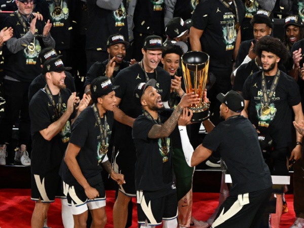 Giannis Antetokounmpo Full Senyum Usai Bucks Juara Piala NBA