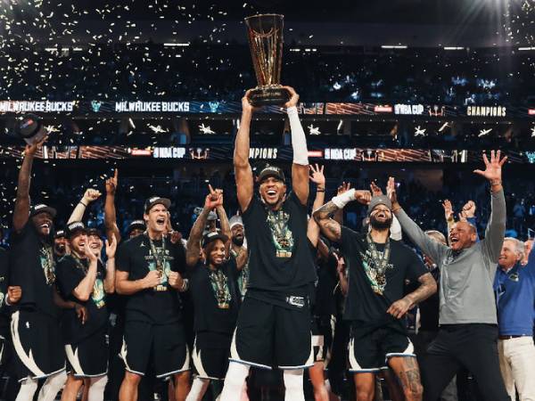 Milwaukee Bucks melakukan selebrasi dengan mengangkat trofi Piala NBA setelah mengalahkan Oklahoma City Thunder di final dengan skor 97-81, Selasa (17/12), di Las Vegas. (Foto: AP)