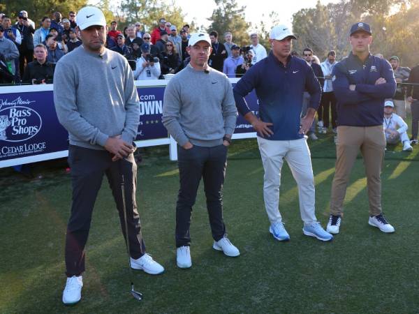 Scottie Scheffler dan Rory McIlroy dari PGA Tour berpose bersama Brooks Koepka dan Bryson DeChambeau dari LIV Golf selama duel “Showdown”. (Foto: Golf Digest)