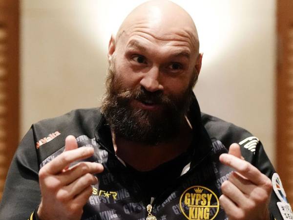 Tyson Fury diwawancara setibanya di Riyadh pada Senin (16/12). (Foto: Sky Sports)