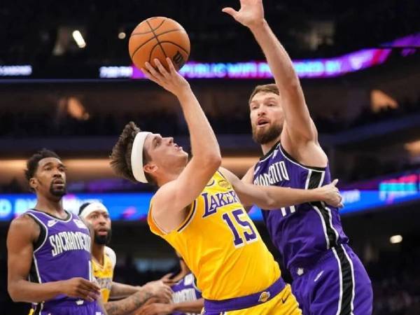 Austin Reaves (kiri) mencetak 25 poin saat Los Angeles Lakers mengalahkan Sacramento Kings 113-100 pada Kamis (19/12) malam. (Foto: AP)