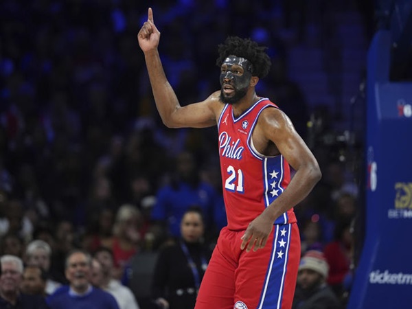 Joel Embiid Dominasi Pimpin Sixers Libas Hornets