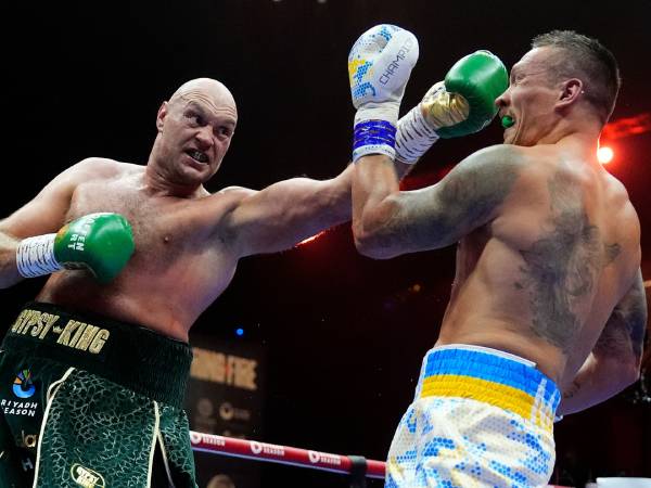 Oleksandr Usyk (kanan) dan Tyson Fury bertarung pada Mei lalu. (Foto: Fight TV)