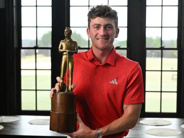 Nick Dunlap berpose dengan trofi Arnold Palmer Award. (Foto: Golf Digest)