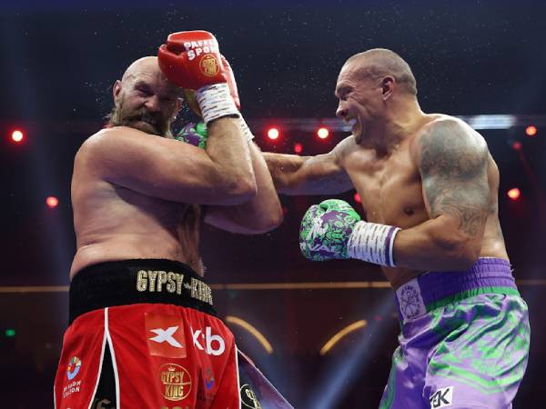 Oleksandr Usyk (kanan) kembali mengungguli Tyson Fury dalam pertarungan kedua mereka di Riyadh. (Foto: Fight TV)