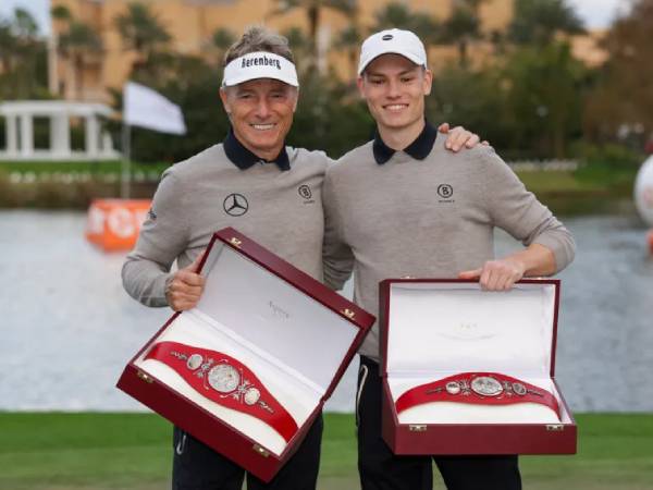 Bernhard Langer (kiri) berpose bersama putranya, Jason, setelah menjuarai PNC Championship. (Foto: Golf Digest)