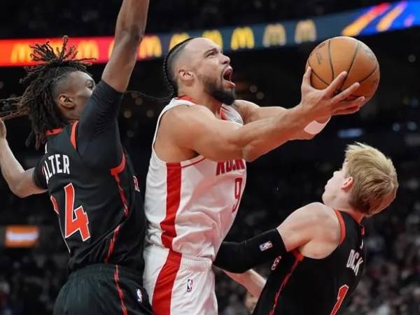 Dillon Brooks (tengah) mencetak 27 poin saat Houston Rockets mengalahkan Toronto Raptors 114-110 pada Minggu (22/12) malam. (Foto: AP)