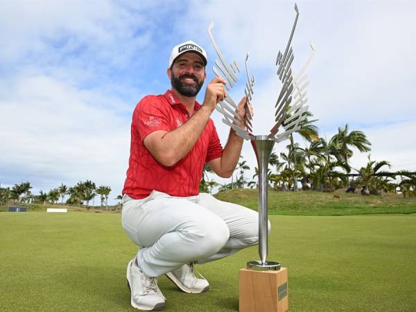 John Parry berpose dengan trofi AfrAsia Bank Mauritius Open. (Foto: Golf Digest)