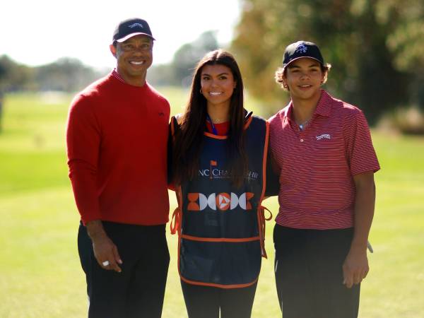 Tiger Woods (kiri) berpose bersama Sam dan Charlie di PNC Championship. (Foto: Golf Digest)