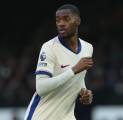 Tosin Adarabioyo Akui Kehebatan Lini Pertahanan Everton