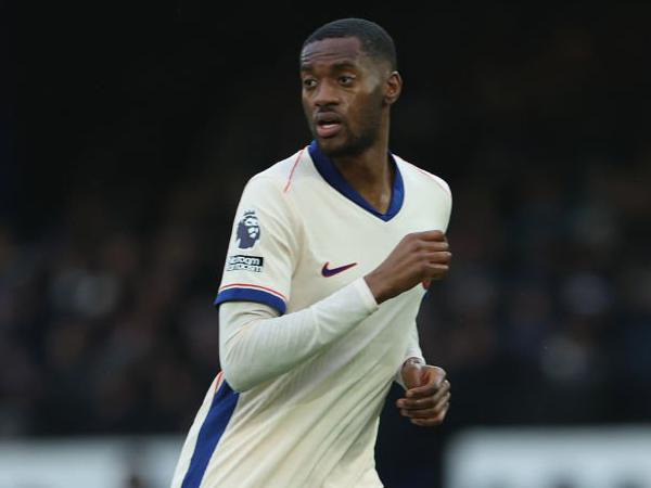 Tosin Adarabioyo Akui Kehebatan Lini Pertahanan Everton